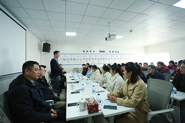 2023, in nije reis Foarsitter Mr He fan Jwell Machinery winske alle meiwurkers in lokkich nijjier yn it Zhejiang fabryk!