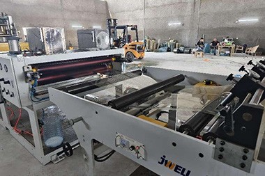 In oare grutte kapasiteit PET sheet extrusion masine lâne yn custermer syn fabryk