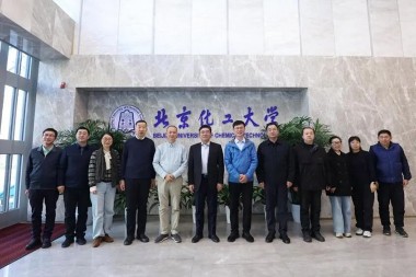 Universiteit fan Gemyske Technology fan Peking hold de útrikkingsseremoanje fan 'e spesjale beurs fan Jwell Machinery en de donaasje fan ekstruzjeapparatuer.